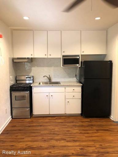 Main picture of 304 E 34th St