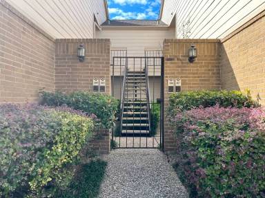 Main picture of Oaks On Kirkwood Condominiums