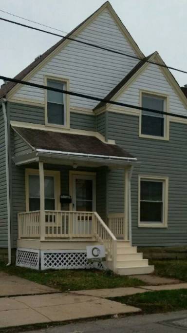 Main picture of 3819 Clybourne Ave