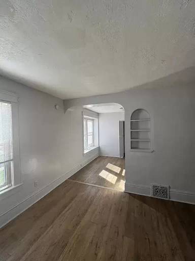 Main picture of 442 E Thornton St