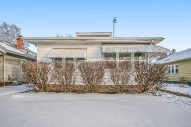 Main picture of 1335 E Fox St