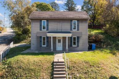 Main picture of 674 Dianthus St