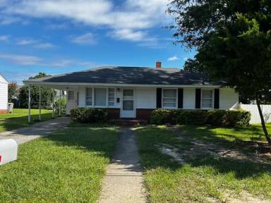 Main picture of 1017 E 9th St