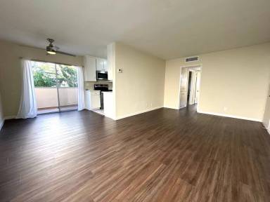 Main picture of 1124 N Olive Dr