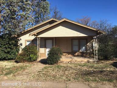 Main picture of 1341 1/2 Hickory St
