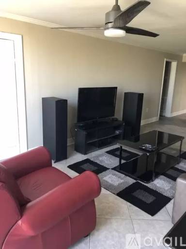 Main picture of 2046 Beach Blvd