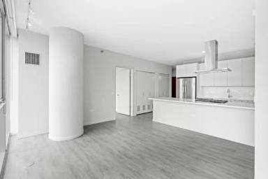 Main picture of 10 E Huron St