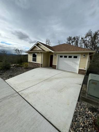 Main picture of 1720 NE Alameda Ave