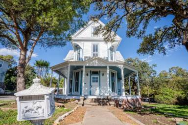 Main picture of 504 Burleson St