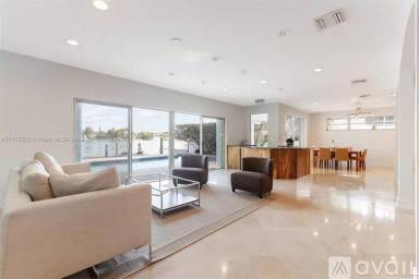Main picture of 565 N Shore Dr