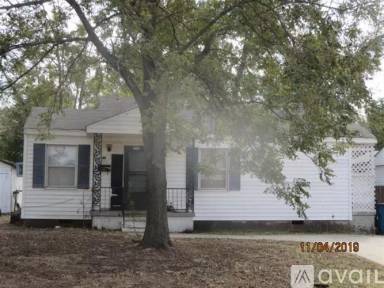 Main picture of 206 W Lilac Ln