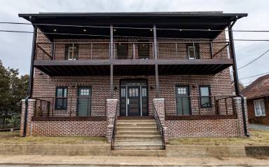 Main picture of 530 Spring St NW