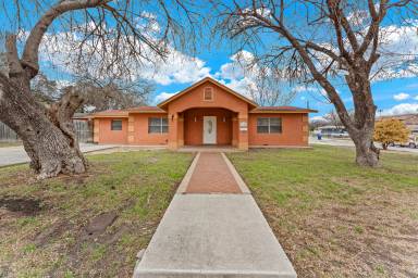 Main picture of 3323 W Woodlawn Ave
