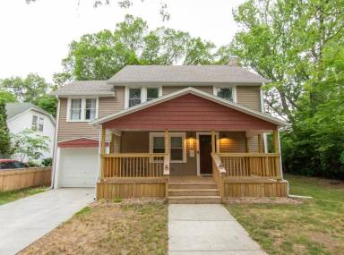 Main picture of 109 S Russell Ave