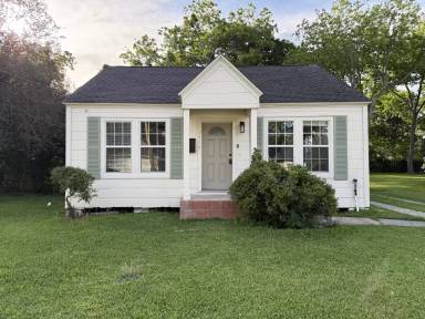 Main picture of 2604 Avenue C