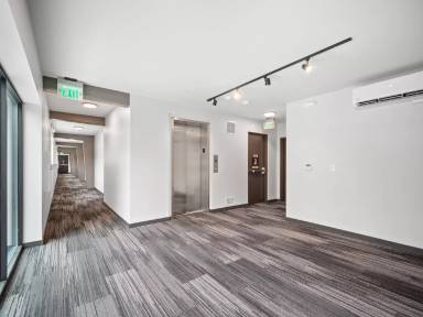 Main picture of 44 W 6th Ave