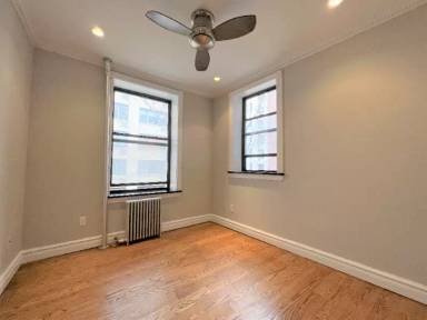 Main picture of 215 E 23rd St