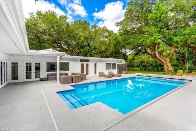 Main picture of 11015 Lakeside Dr