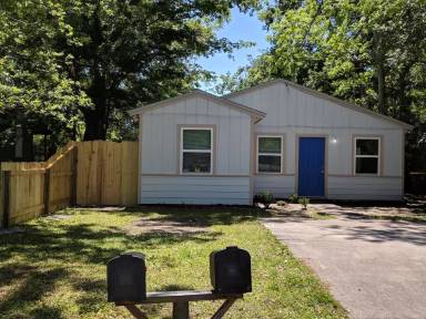 Main picture of 3304 Phyllis St
