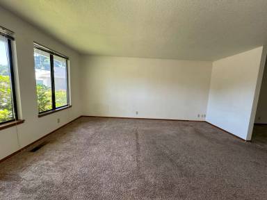 Main picture of 811 NE Thomas Ct