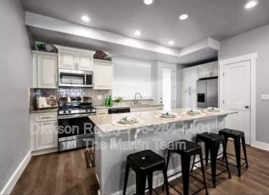 Main picture of 770 Bluffs Ct