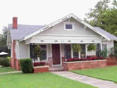 Main picture of 715 NW 27th St