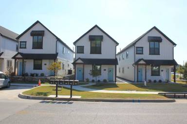 Main picture of Rose Quarter Broken Arrow