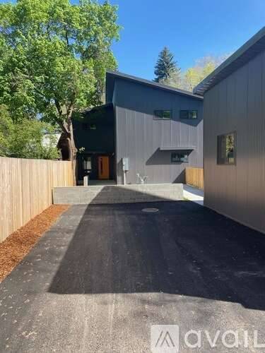 Main picture of 823 Hastings Ave