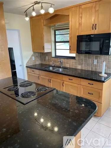 Main picture of 805 NE 40th St