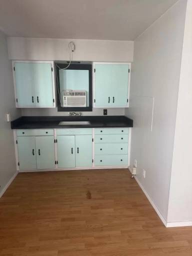 Main picture of 2572 Russell St