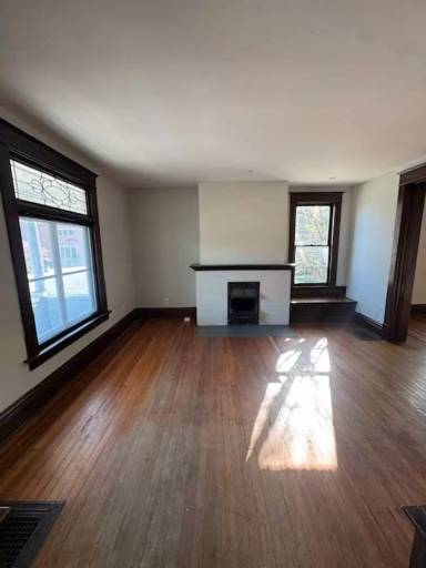 Main picture of 901 W Main St