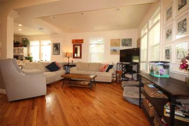 Main picture of 2233 R St SE