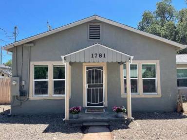 Main picture of 1771 School St