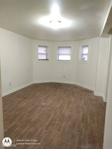 Main picture of 906 W Montrose Ave