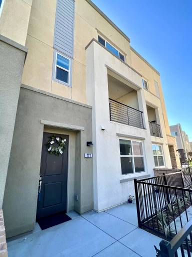 Main picture of 785 Highline Way