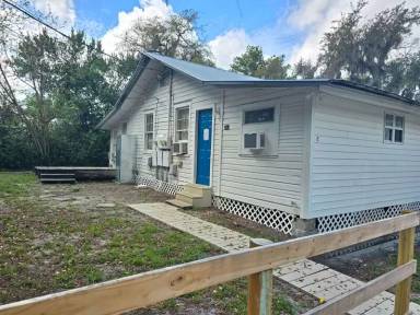 Main picture of 2219 Everett St