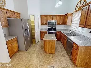 Main picture of 1638 N Serina