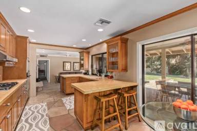 Main picture of 6225 N Mockingbird Ln
