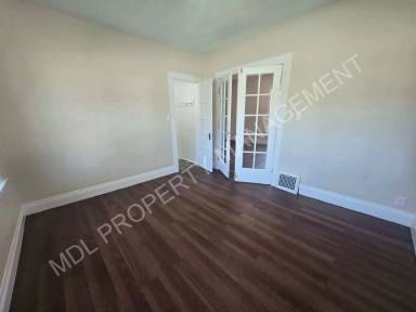 Main picture of 2120 Stark St