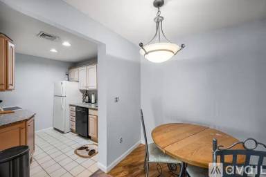 Main picture of 42 Loomis St