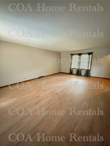 Main picture of 104 S Oakwood St
