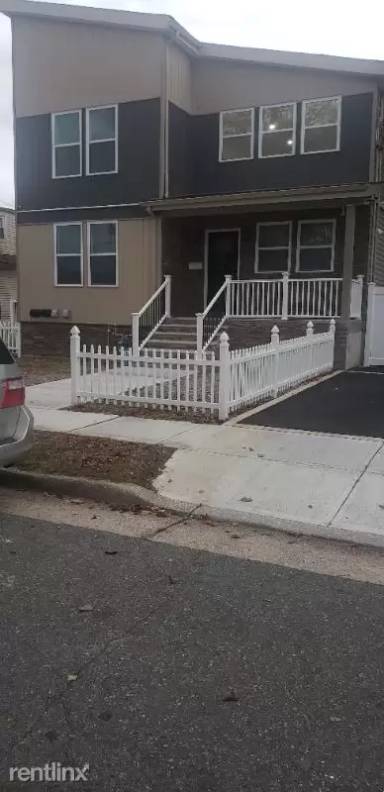 Main picture of 240 Bennett Ave