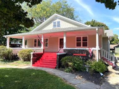Main picture of 140 E Hall St