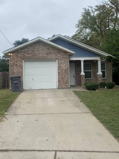 Main picture of 2821 Rochester St