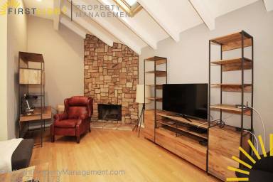 Main picture of 2421 Vanderbilt Ln