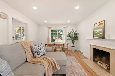 Main picture of 611 E 260th St
