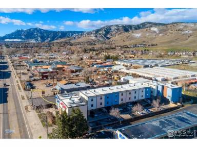 Main picture of 4645 Broadway St