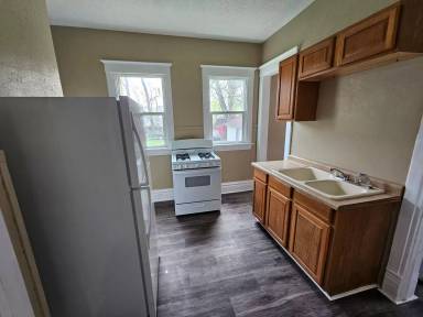 Main picture of 218 E 9th St