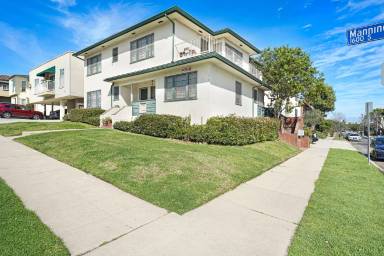 Main picture of 1692 Manning Ave