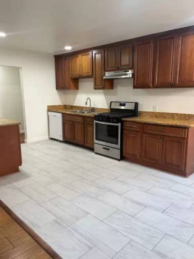 Main picture of 1815 W 66th St